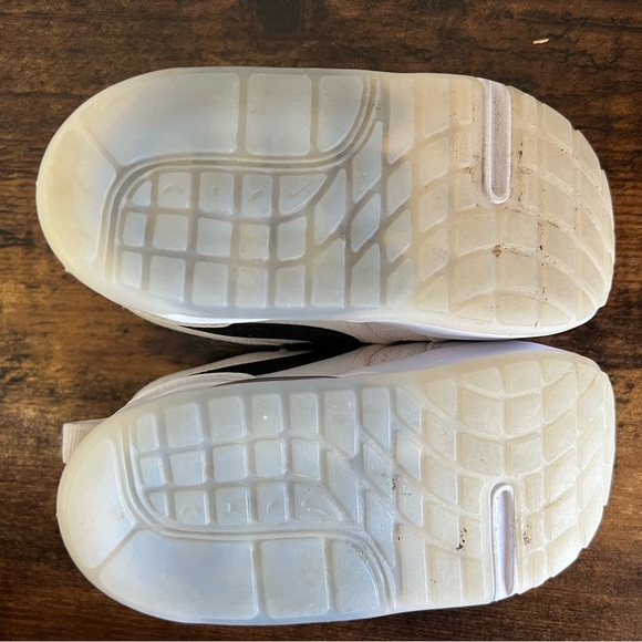 White Nike motif tennis shoes for toddler size 7 - Picture 4 of 6